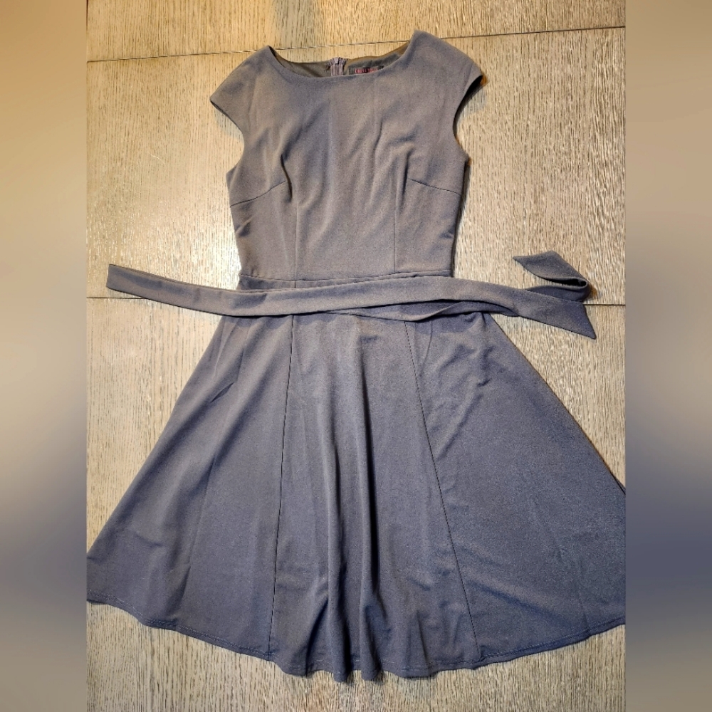 Dress Tells Boatneck Sleeveless Dress